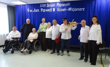 Mieszkańcy DPS-u wystąpili podczas Dnia Papieskiego w Giżycku